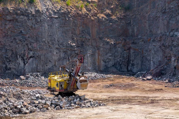 Bir Büyük Zincirli Ekskavatör Granit Taş Ocağı Açık Ocak Madenciliği — Stok fotoğraf