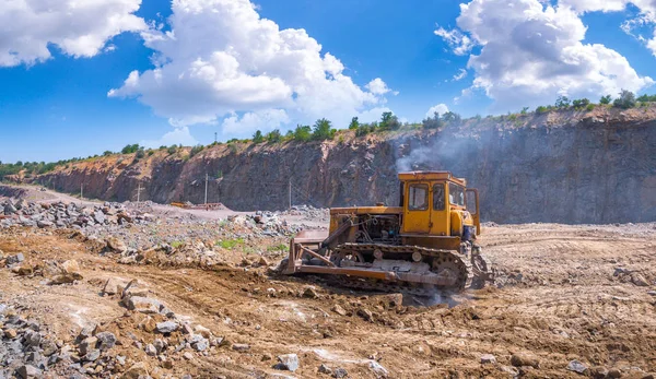 Grande Bulldozer Rastreado Uma Pedreira Mineração Poço Aberto Pedra Granito — Fotografia de Stock
