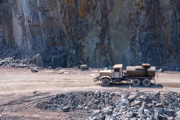 Caminhão Tanque Molha Água Superfície Estrada Uma Pedreira Mineração Poço — Fotografia de Stock