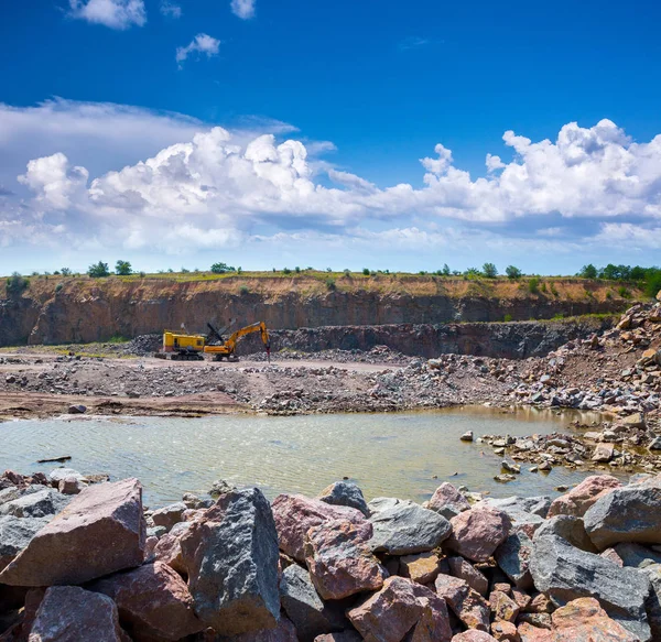 Granit taş ocağı açık Ocak madenciliği muhteşem panoramik manzaralı. İşlem üretim taş ve çakıl. Taş ocağı madencilik ekipmanları. Bir büyük Zincirli ekskavatör ve çekiçleri.