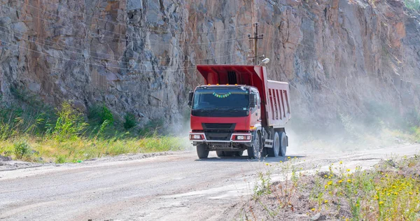 Dump Truck Načten Těží Žula Lomu Povrchovou Těžbu Žulového Kamene — Stock fotografie