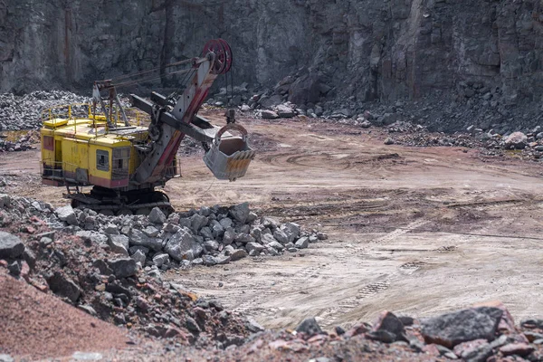 Uma Grande Escavadeira Rastreada Uma Pedreira Mineração Céu Aberto Pedra — Fotografia de Stock