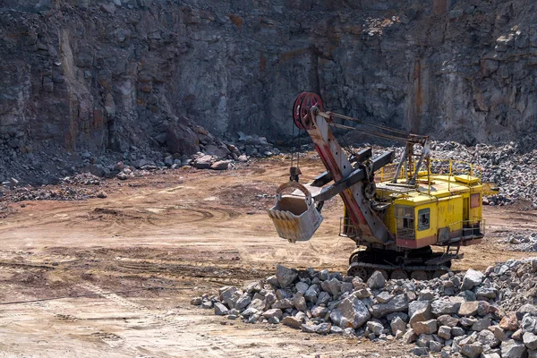 一种大型履带式挖掘机 在采石场露天开采花岗岩石 工艺生产石材和砾石 采石场开采设备 — 图库照片