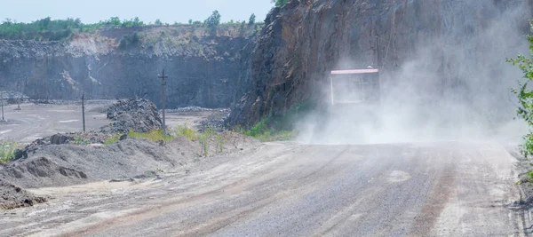 Yüklü bir damperli kamyon granit, Granit taş ocağı açık Ocak madenciliği mayınlı. İşlem üretim taş ve çakıl. Taş ocağı madencilik ekipmanları.