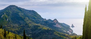 Güzel yaz panoramik deniz manzarası. Agios Gordios famou görünümü