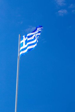 Derin mavi gökyüzü backgro üzerinde bayrak direğinde Yunanistan Ulusal bayrağı