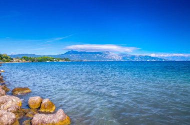 Muhteşem romantik yaz panoramik deniz manzarası. Yelkenli yat 