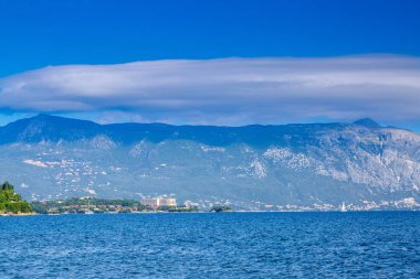 Muhteşem romantik yaz panoramik deniz manzarası. Yelkenli yat 