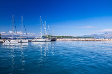 Güzel yaz panoramik deniz manzarası. Tekneler ve yatlar har