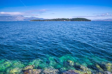 Muhteşem romantik yaz panoramik deniz manzarası. Yelkenli yat 