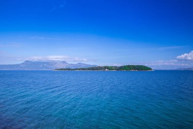 Muhteşem romantik yaz panoramik deniz manzarası. Yelkenli yat 