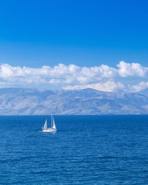 Muhteşem romantik yaz deniz manzarası. Whit 'le yelkenli yat