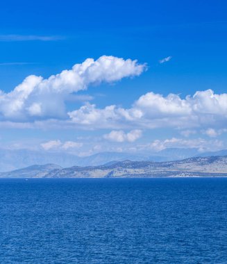 Muhteşem romantik yaz deniz manzarası berrak gök mavisi 