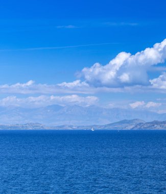 Muhteşem romantik yaz panoramik deniz manzarası. Yelkenli yat 