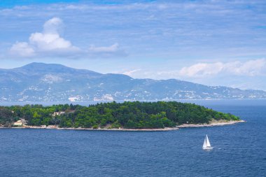 Muhteşem romantik yaz panoramik deniz manzarası. Yelkenli yat 