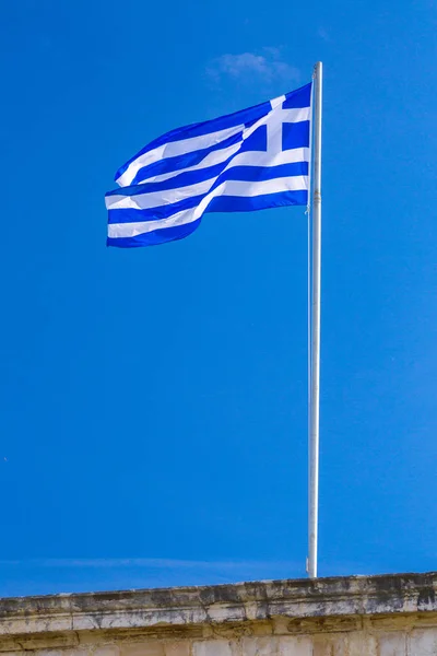National flag of Greece on the flagpole on deep blue sky backgro — Stock Photo, Image