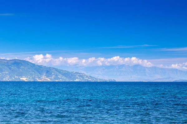 Maravilhosa paisagem romântica de verão com azul cristalino — Fotografia de Stock