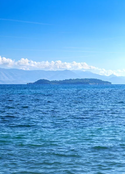 美妙浪漫的夏季全景海景. 航行的游艇 — 图库照片