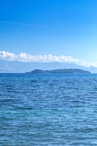 美妙浪漫的夏季全景海景. 航行的游艇 — 图库照片