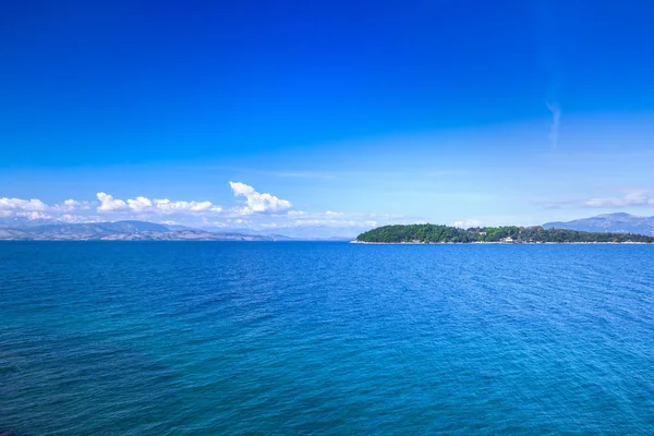 Indah romantis musim panas panorama pemandangan laut. Berlayar kapal pesiar — Stok Foto