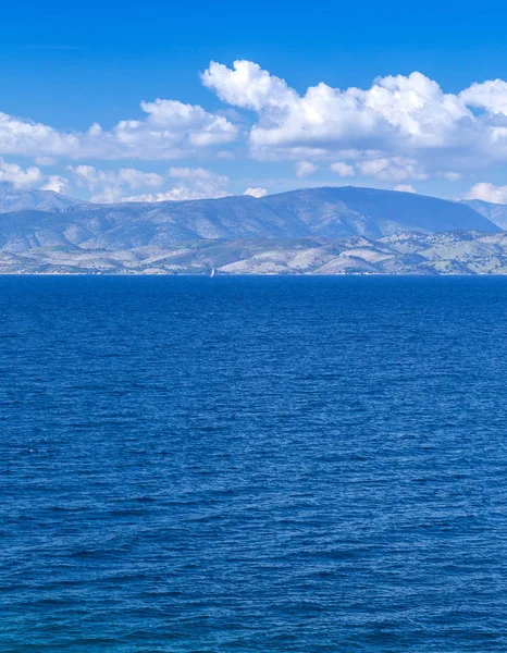 Wunderschöne romantische Sommerpanorama-Meereslandschaft. Segeljacht — Stockfoto