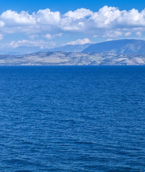 美妙浪漫的夏季海景，碧绿晶莹 — 图库照片