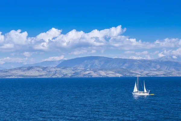 Indah romantis musim panas panorama pemandangan laut. Berlayar kapal pesiar — Stok Foto