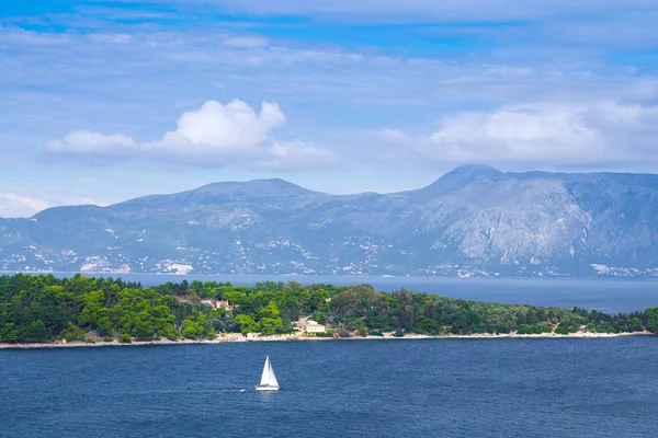Muhteşem romantik yaz panoramik deniz manzarası. Yelkenli yat 