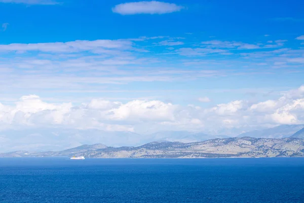 Underbar romantisk sommar panoramautsikt över havet. Färja båt int — Stockfoto