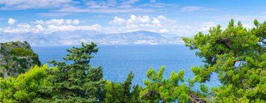 Muhteşem romantik yaz panoramik deniz manzarası. Yelkenli yat 