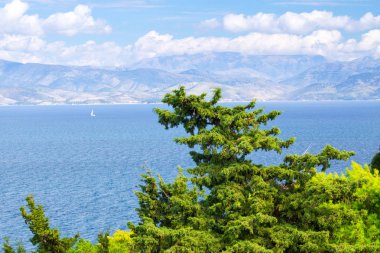 Muhteşem romantik yaz panoramik deniz manzarası. Yelkenli yat 