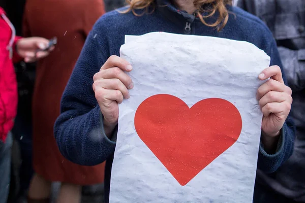 La gente participa en una manifestación con carteles en las manos. En un poste — Foto de Stock