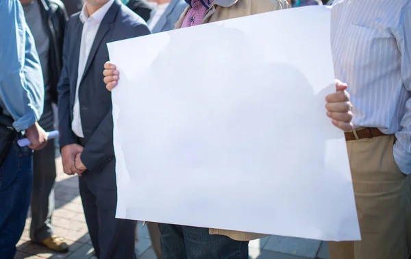 La gente participa en una manifestación con carteles en las manos. Spac vacío —  Fotos de Stock