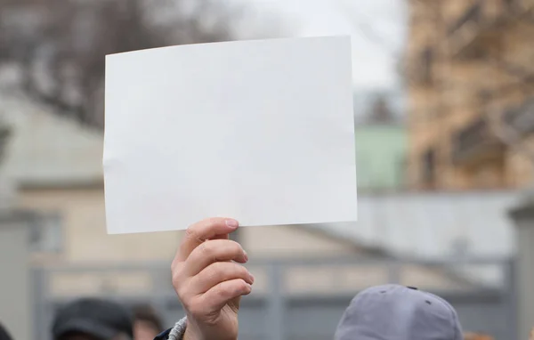 Люди принимают участие в митинге с плакатами в руках. Пустой спак — стоковое фото