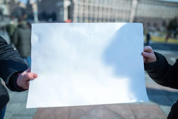 La gente participa en una manifestación con carteles en las manos. Spac vacío — Foto de Stock