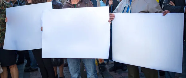 La gente participa en una manifestación con carteles en las manos. Spac vacío —  Fotos de Stock