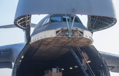 Mühendislerden oluşan bir ekip, Abd Hava Kuvvetleri askerleri bir kargo uçağı hizmet.