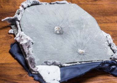 Zırhlı plaka örneklerinin testleri. Zırhlı kurşun geçirmez, plakalar 