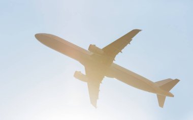 Yolcu uçağı irtifa kazanıyor. Mavi gökyüzünde uçuş.