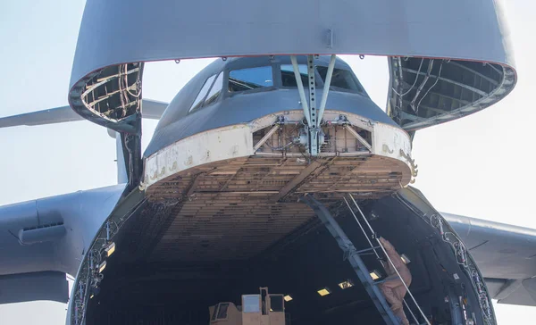 Mühendislerden oluşan bir ekip, Abd Hava Kuvvetleri askerleri bir kargo uçağı hizmet.