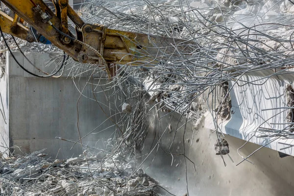 Professionele sloop van gewapend betonconstructies met behulp van — Stockfoto