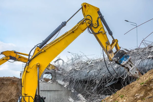 Professional demolition of reinforced concrete structures using