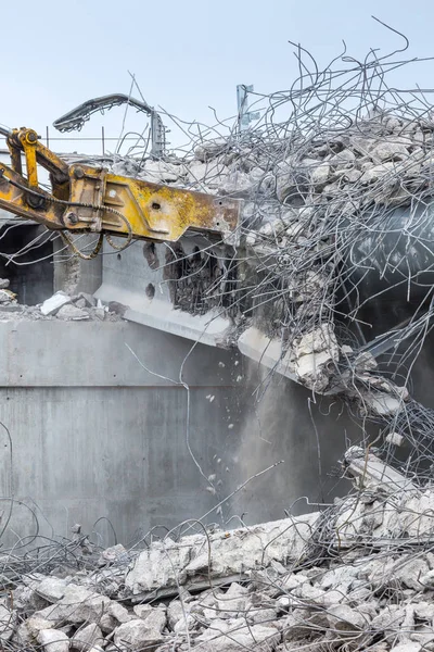 Demolición profesional de estructuras de hormigón armado utilizando —  Fotos de Stock