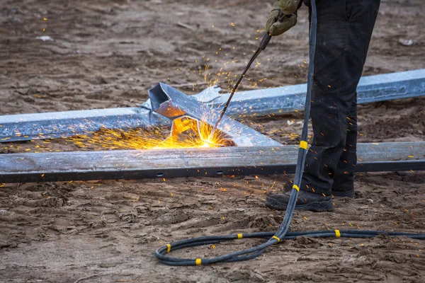 Pracownik cięcia belek stalowych za pomocą palnika propan-tlen — Zdjęcie stockowe