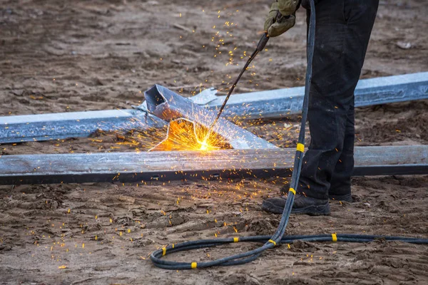 Un trabajador cortó vigas de acero usando antorcha de propano-oxígeno — Foto de Stock