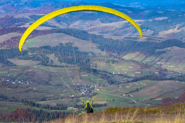 Paraglider flyger över Karpaterna på sommaren höstdagen — Stockfoto