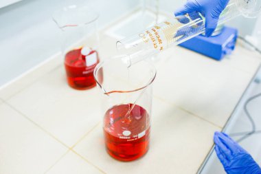 Laboratuvarda bilim adamının elleri transfüzyon ile karışır 