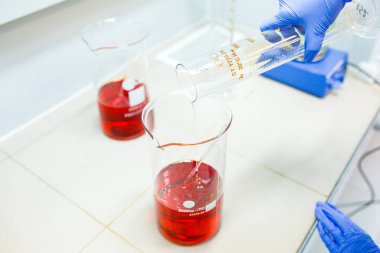 Laboratuvarda bilim adamının elleri transfüzyon ile karışır 