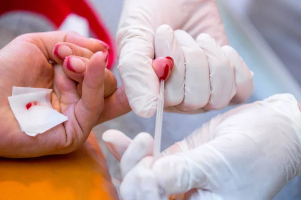 Sairaanhoitajan kädet valitse annos verta sormen naisen rapi — kuvapankkivalokuva