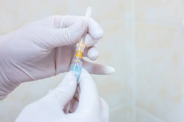 Verpleegkundige hand houden van een dosis van de spuit met vaccin of drugs, bereiden — Stockfoto